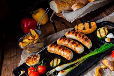 Çeşitli ızgara sebzelerle ızgara sosis