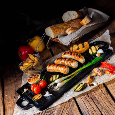 Çeşitli ızgara sebzelerle ızgara sosis
