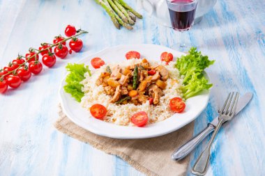 Pirinç, kuşkonmaz ve kırmızı biberli hindi yahnisi.