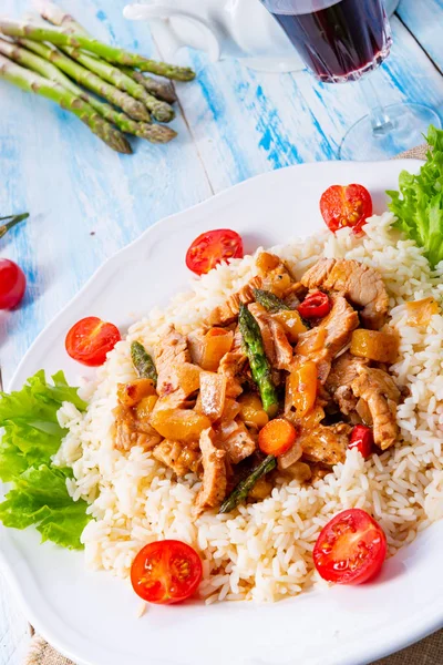 Pirinç, kuşkonmaz ve kırmızı biberli hindi yahnisi.