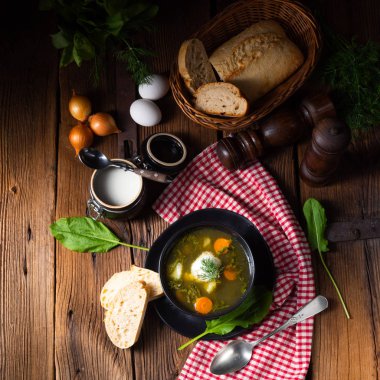 Patates ve kremalı Rustikal Sorrel çorbası.