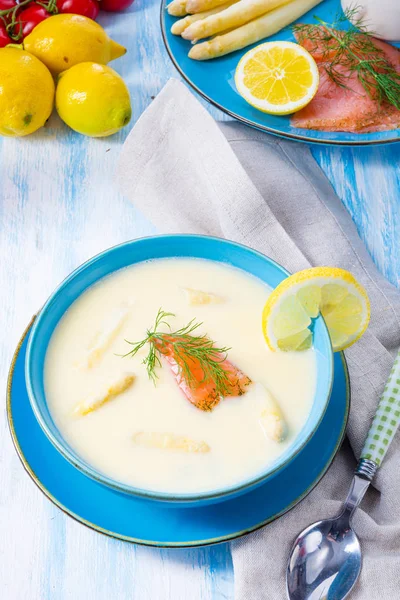 奶油芦笋汤与鲑鱼卷和丁香 — 图库照片