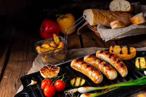 Çeşitli ızgara sebzelerle ızgara sosis