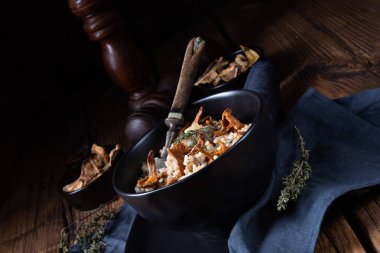 Kaszotto, mantarlı arpa tarlasından yağlı risotto.