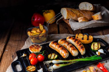 Çeşitli ızgara sebzelerle ızgara sosis