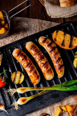 Çeşitli ızgara sebzelerle ızgara sosis
