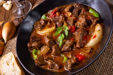 Biber ve soğanlı klasik sığır kebabı.