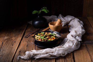 Yeşil kuşkonmaz, zeytin ve jambonlu makarna salatası.