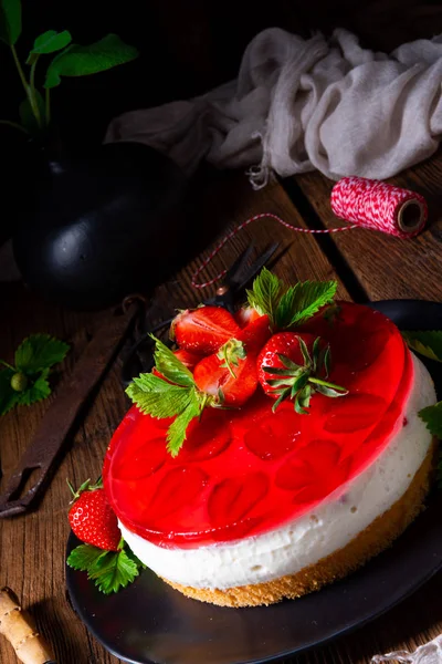 Delicious cream quark pie with strawberries — Stock Photo, Image