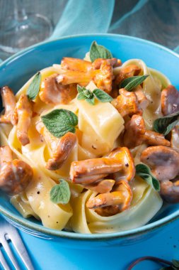 Peynir soslu pappardelle ve taze chanterelles