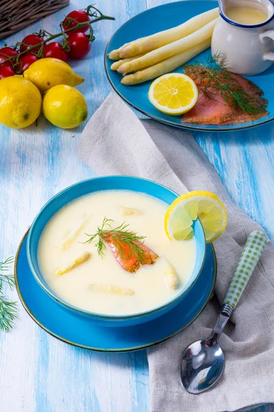Krem z zupy szparagowej z bułką łososia i koprem — Zdjęcie stockowe