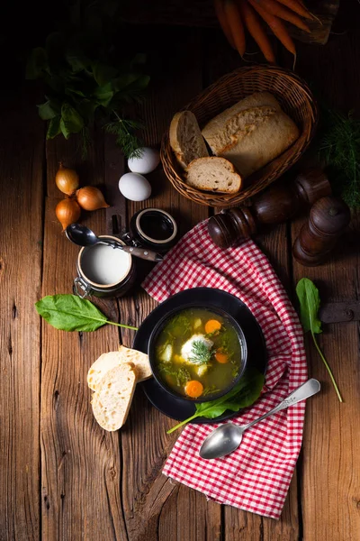 Rustikal Sorrel soup with potatoes and cream — Stock Photo, Image