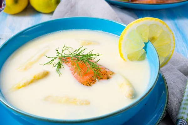 Crema di zuppa di asparagi con involtini di salmone e aneto — Foto Stock