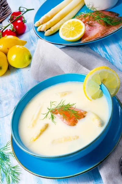 Spargelcremesuppe mit Lachsbrötchen und Dill — Stockfoto