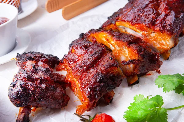 Costelas sobressalentes para churrasco de uma grelha a carvão — Fotografia de Stock