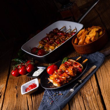 etli ve sebzeli marine edilmiş kebap şişleri.