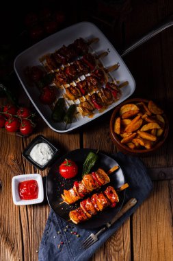 etli ve sebzeli marine edilmiş kebap şişleri.