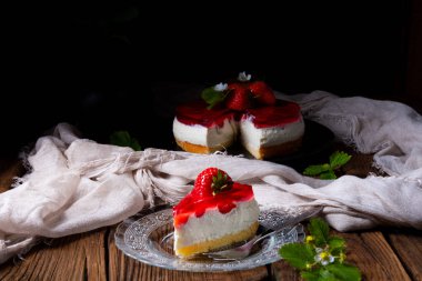 Bisküvi bazlı lezzetli çilekli krem peynirli turta.