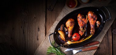 Izgara tavuk budu ve tatlı patates salamurası.