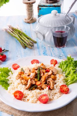 Pirinç, kuşkonmaz ve kırmızı biberli hindi yahnisi.