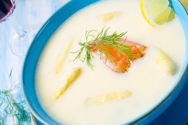 Crème van aspergesoep met zalmbroodjes en dille — Stockfoto