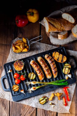 Çeşitli ızgara sebzelerle ızgara sosis