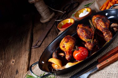 Izgara tavuk budu ve tatlı patates salamurası.