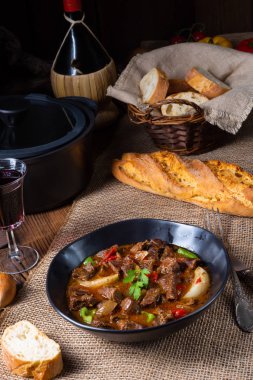 Biber ve soğanlı klasik sığır kebabı.