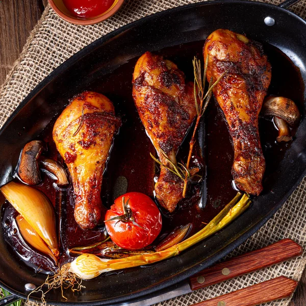 Gegrilde kippenpoten in barbecue marinade met zoete aardappelen — Stockfoto