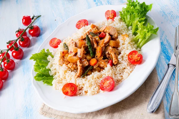 Turkey fricassee on rice with asparagus and paprika — Stock Photo, Image