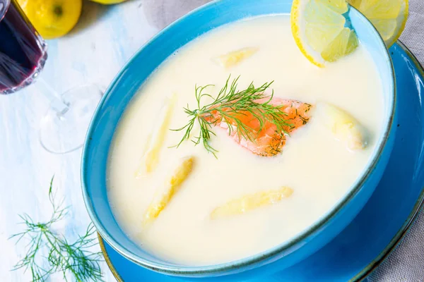 Crème de soupe aux asperges au saumon et à l'aneth — Photo