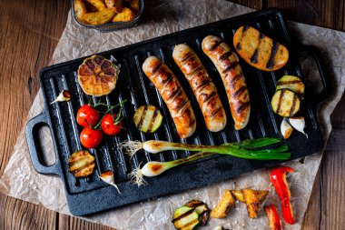Çeşitli ızgara sebzelerle ızgara sosis