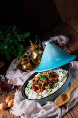 Kırmızı biber ve susamlı Tajin sığır eti güveci.