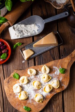 Peynir ve biberli lezzetli tortellini di formaggio.