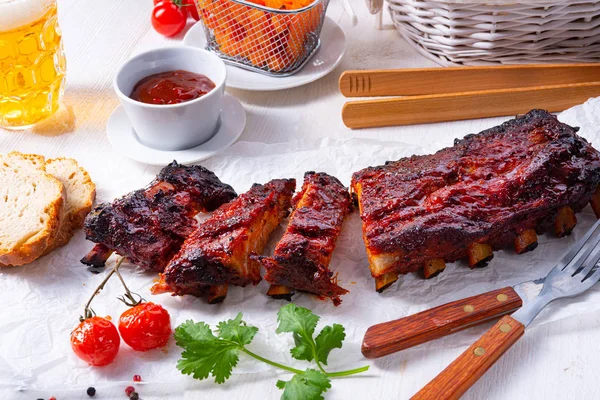 BBQ spare ribs from a charcoal grill — Stock Photo, Image