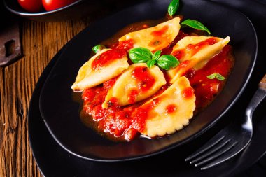 Fesleğen soslu ravioli alla genovese