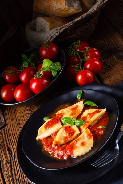 Ravioli alla Genovese mit Tomatensauce aus Basilikum — Stockfoto