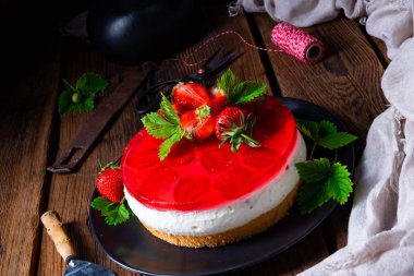 Çilekli kremalı turta.