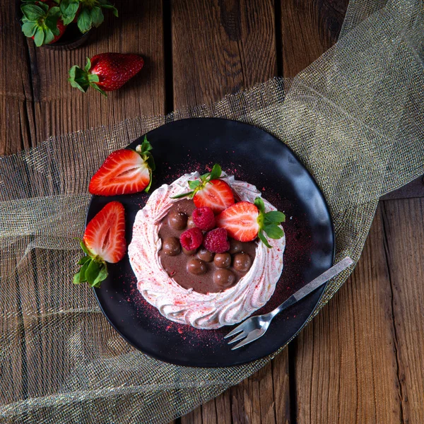 Pavlova ligero con frutas frescas y chocolate —  Fotos de Stock