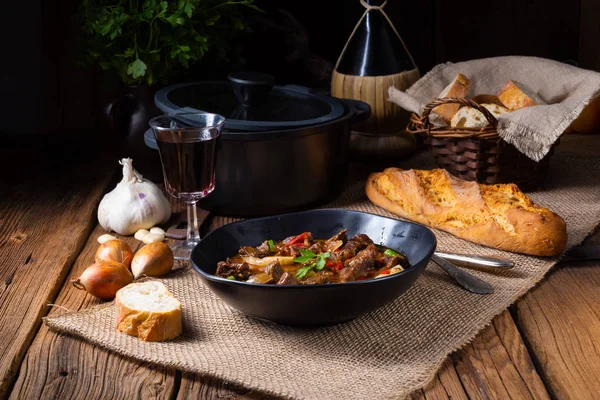 Goulash clássico de carne bovina com pimentas e cebolas — Fotografia de Stock