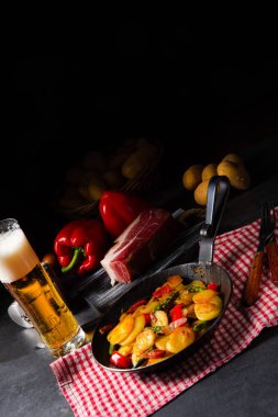 Kızarmış patates, füme pastırma, yeşil kuşkonmaz ve kırmızı biber..