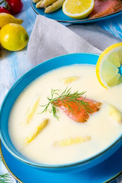 Cream of asparagus soup with salmon rolls and dill — Stock Photo, Image