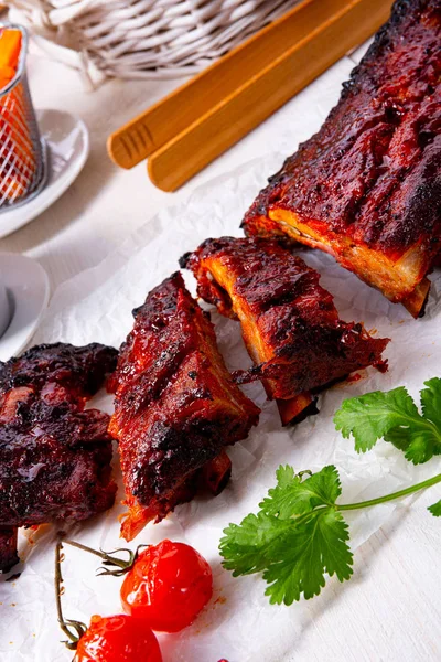 Costelas sobressalentes para churrasco de uma grelha a carvão — Fotografia de Stock