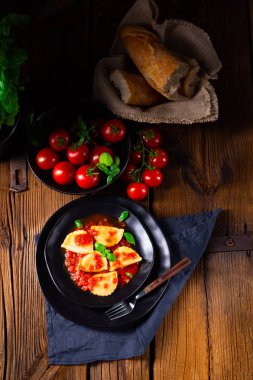 Fesleğen soslu ravioli alla genovese