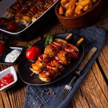 etli ve sebzeli marine edilmiş kebap şişleri.