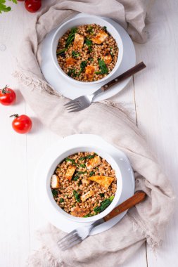 Kaszotto, karabuğdaylı ciladan kızarmış tavuk.