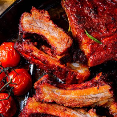 Baharatlı salata ve sebzeli ızgara kaburga.