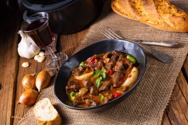 Biber ve soğanlı klasik sığır kebabı.