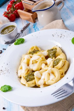 Fesleğen soslu ve peynirli Tortellini di formaggio.