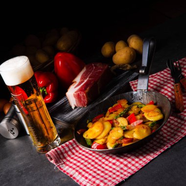 Kızarmış patates, füme pastırma, yeşil kuşkonmaz ve kırmızı biber..